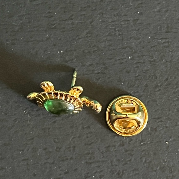 Gold and green turtle pin - Picture 2 of 4